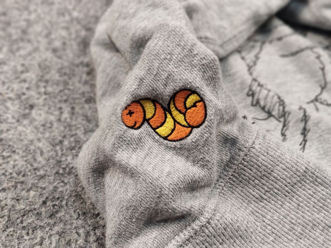Kaws × Uniqlo Uniqlo x Kaws Sesame Street Logo Gray Crew Chek Sweatshirt Size US L / EU 52-54 / 3 - 17 Thumbnail