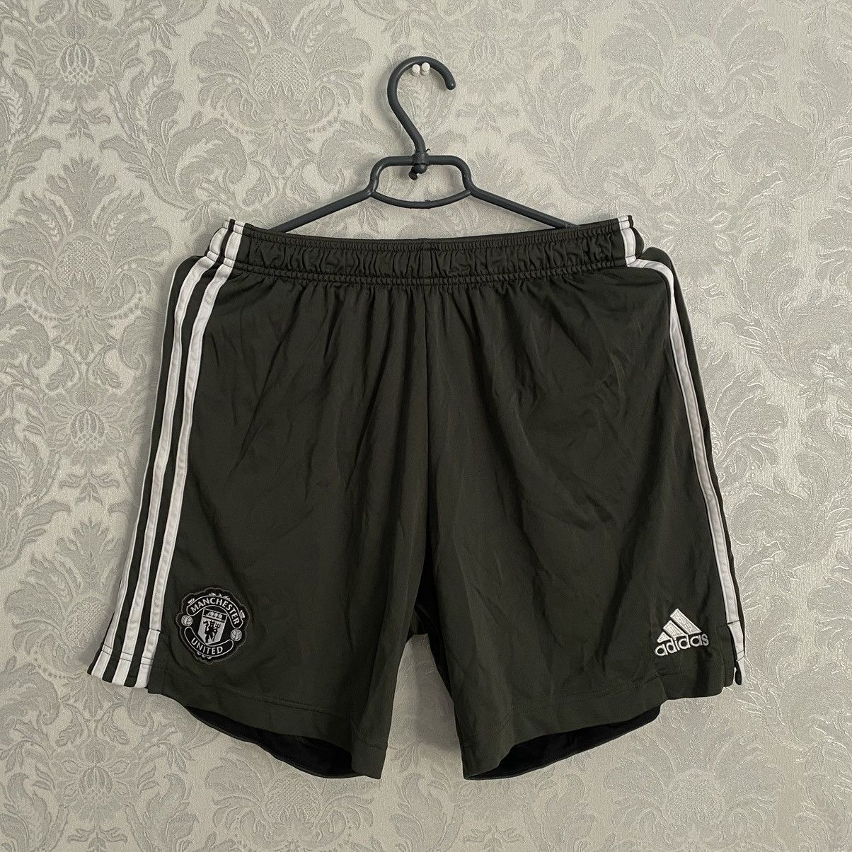 Vintage Adidas Manchester United 20/21 Shorts Away Size US 34 / EU 50 - 1 Thumbnail