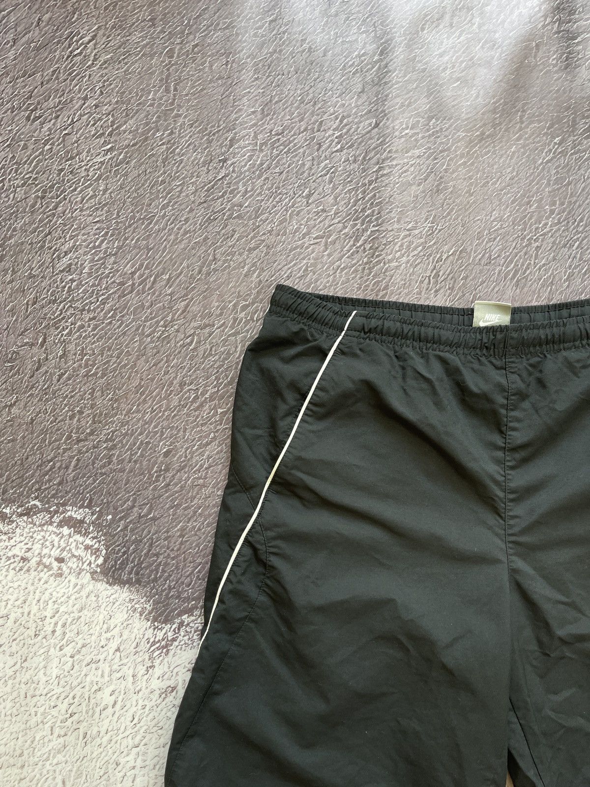 Nike Nike vintage y2k black logo swoosh embroidered shorts Size US 34 / EU 50 - 6 Thumbnail