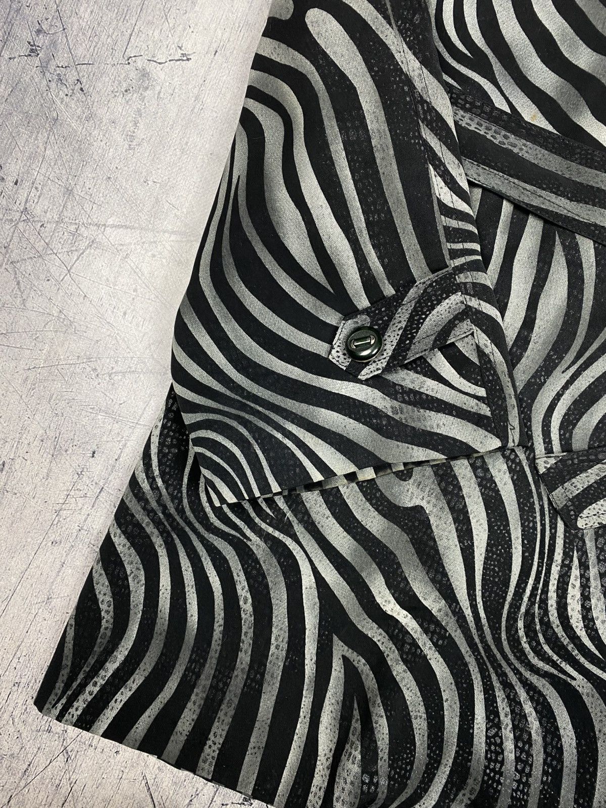Versace Vintage Gianni Versace V2 Zebra Print Belted Wrap Jacket Size XL / US 12-14 / IT 48-50 - 7 Thumbnail