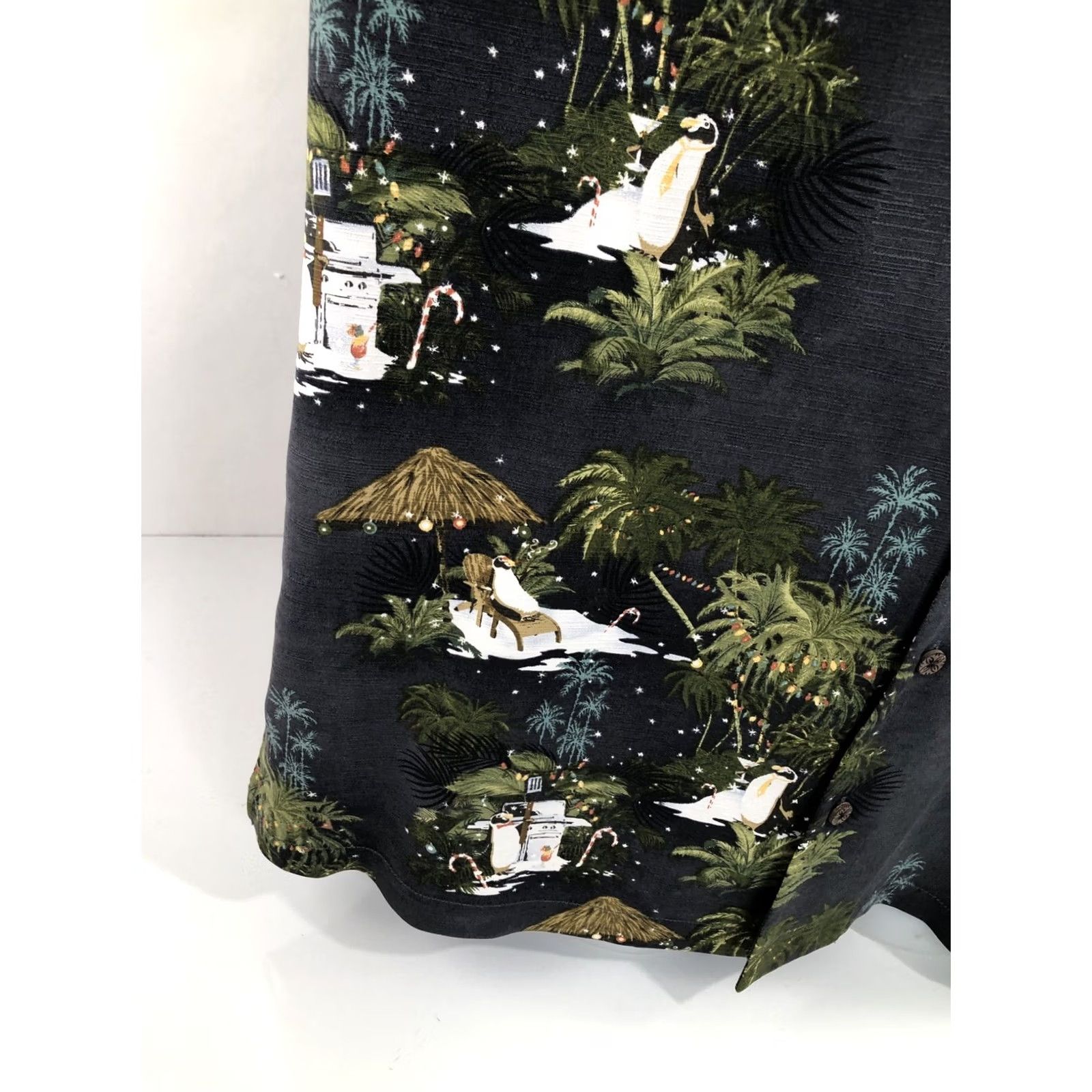 Tommy Bahama TOMMY BAHAMA Holiday Penguin Party Festive Christmas Shirt L Dark Gray Silk Button-Up Mens Large XS? Size US L / EU 52-54 / 3 - 3 Thumbnail
