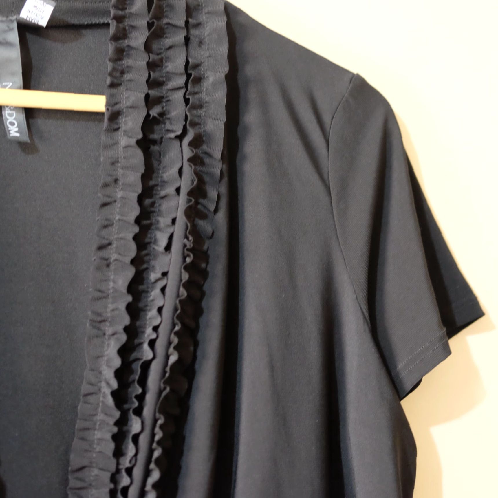 Vintage Nic & Dom Women’s 1X Ruffle Front Tie Crop Shrug Cardigan Lightweight Shirt Short Sleeve Black Polyester Spandex Casual Size XL / US 12-14 / IT 48-50 - 3 Thumbnail