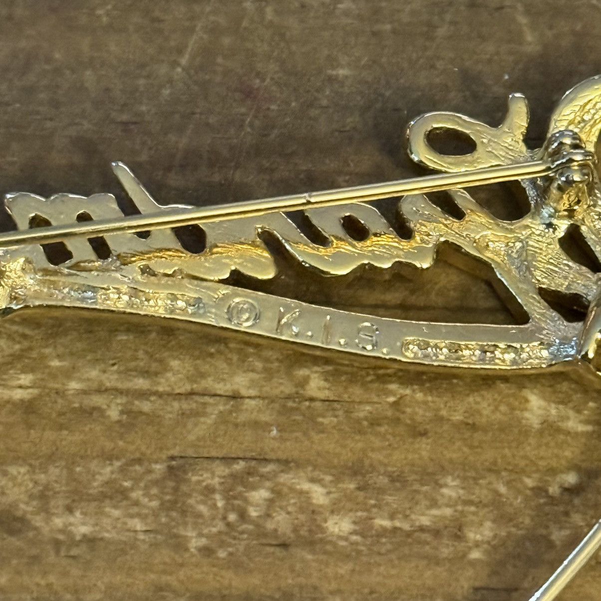 Vintage Vintage KIS hold tone Grandma charm holder brooch Size ONE SIZE - 4 Thumbnail