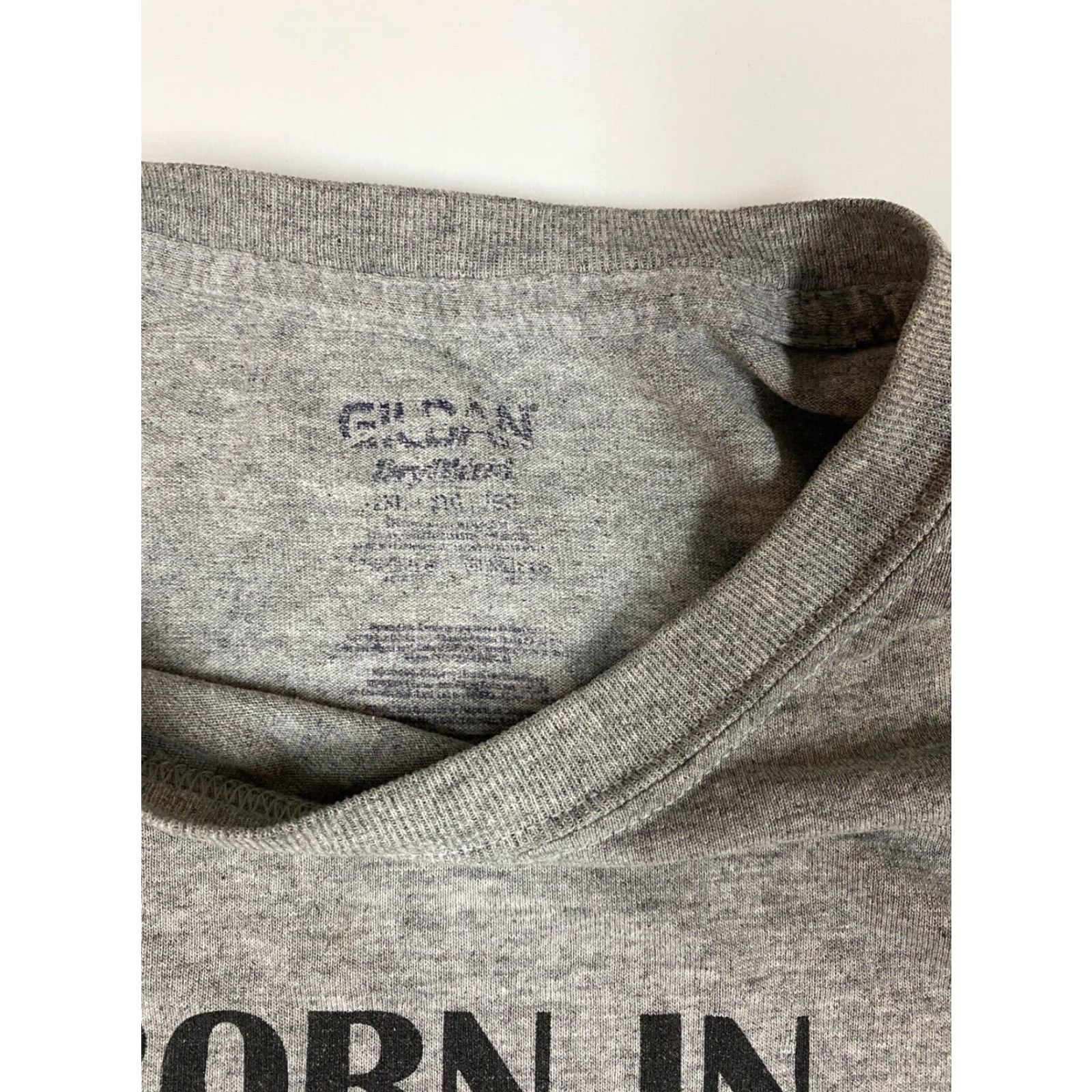 Gildan Manhattan New York Mens Shirt 2XL Gray Gildan T-Shirt Short Sleeve Crew Neck Cotton Blend Geometric Logo Modern Vintage No holes Size US XXL / EU 58 / 5 - 6 Thumbnail