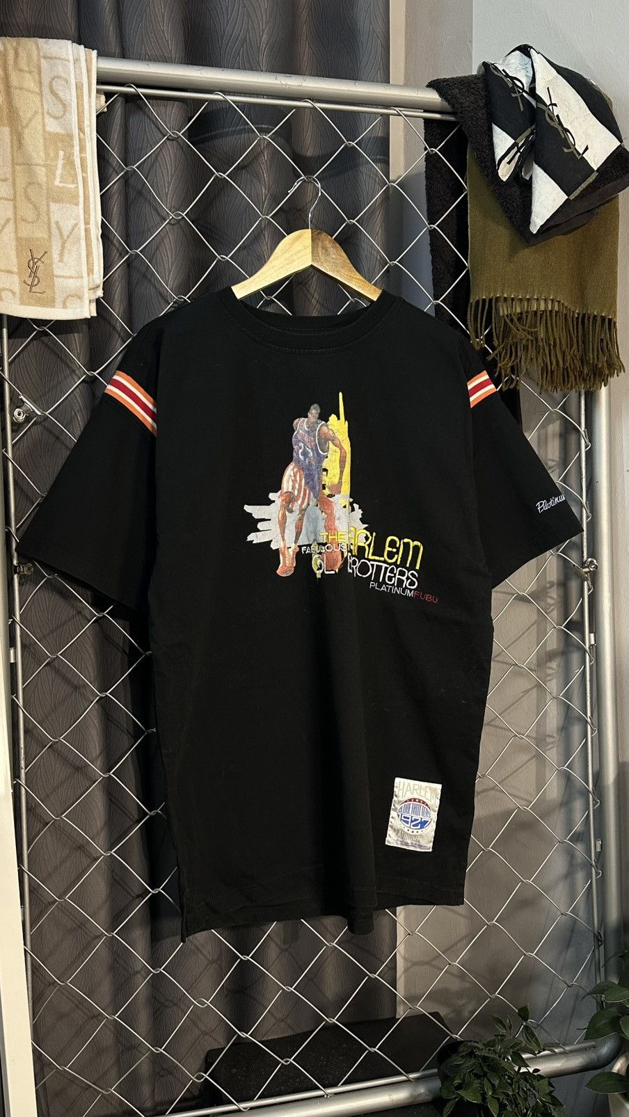Fubu VINTAGE PLATINUM FUBU HARLEM GLOBETROTTERS GRAPHIC T-Shirt Size US XL / EU 56 / 4 - 1 Thumbnail