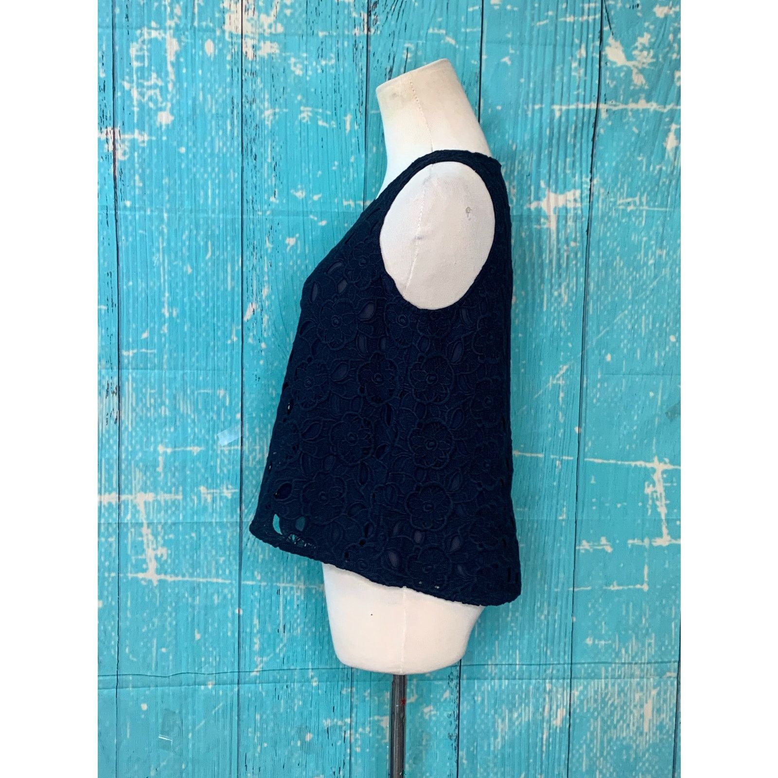 Ann Taylor Ann Taylor blue eyelet sleeveless lined blouse size XS Size XS / US 0-2 / IT 36-38 - 6 Thumbnail
