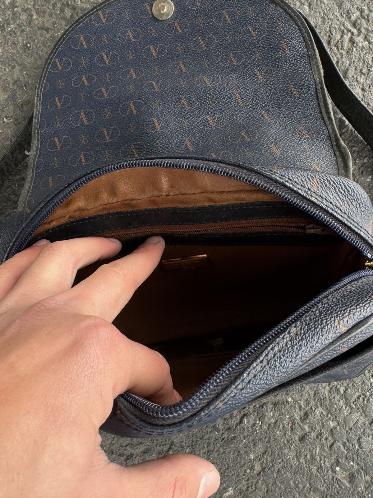 Valentino × Vintage Valentino Garavani Crossbody Bag Monogram Design Vintage y2k Size ONE SIZE - 8 Thumbnail