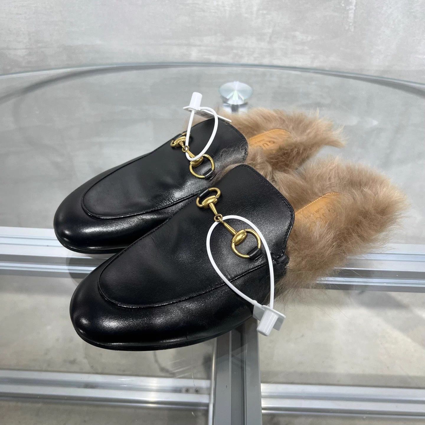 Gucci Gucci fur slippers black size 36 Size US 5 / IT 35 - 2 Thumbnail