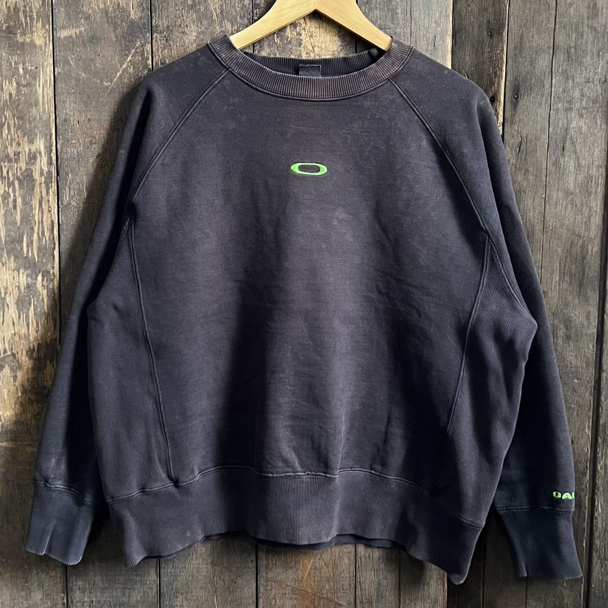 Oakley Vintage Sunfaded Oakley Crewneck Sweatshirt Size US L / EU 52-54 / 3 - 1 Thumbnail