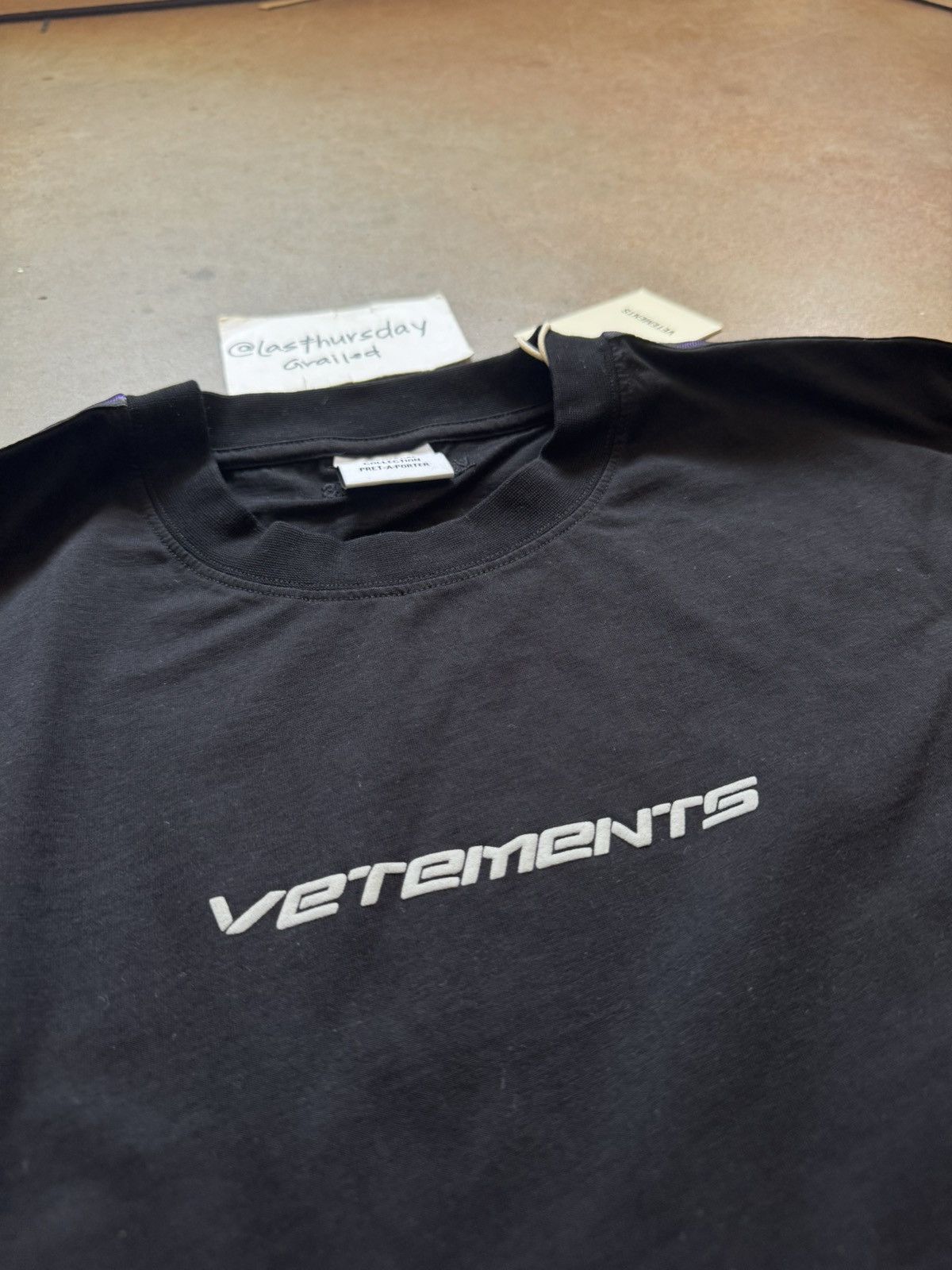 VTMNTS × Vetements Vetements Logo Tape Tee Black/Purple Medium Size US M / EU 48-50 / 2 - 4 Thumbnail
