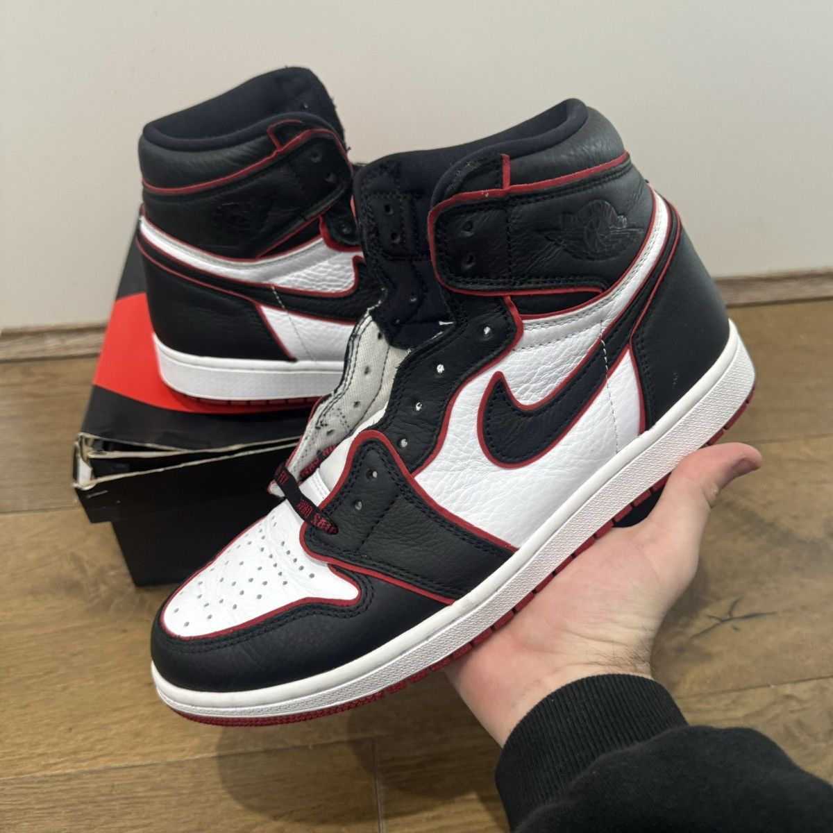Jordan Brand Jordan 1 High Retro Bloodline Size US 10.5 / EU 43-44 - 1 Thumbnail