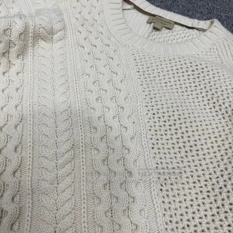 Burberry Burberry White Wool Knit Sweater for Women. Size M / US 6-8 / IT 42-44 - 3 Thumbnail