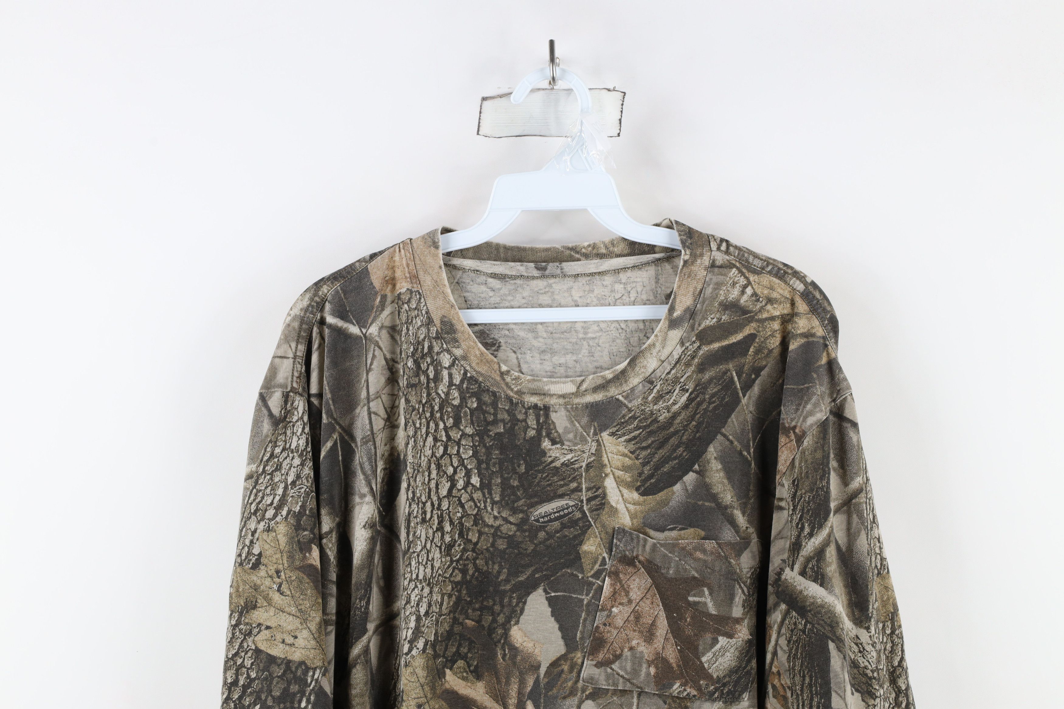 Vintage Vintage 90s Streetwear Realtree Camouflage Pocket T-Shirt Size US XXL / EU 58 / 5 - 2 Thumbnail
