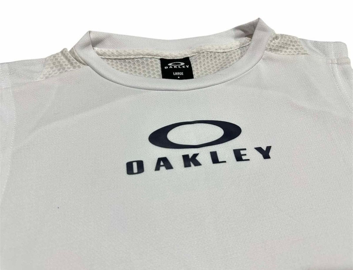Oakley 🔥Y2K Vintage Oakley Mesh Sleeveless Shirt Center Logo Tank Size US L / EU 52-54 / 3 - 3 Thumbnail