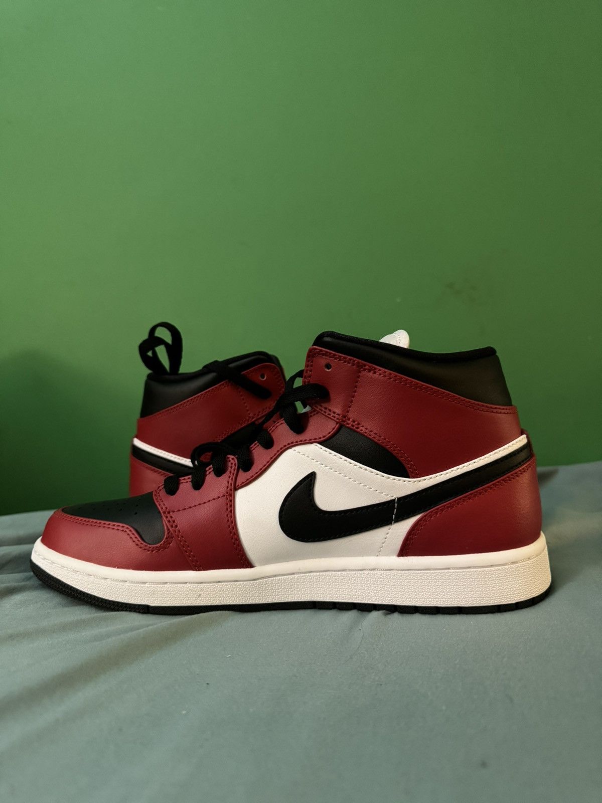 Jordan Brand Nike Air Jordan 1 Mid Chicago Toe 2020 Size US 9 / EU 42 - 2 Thumbnail