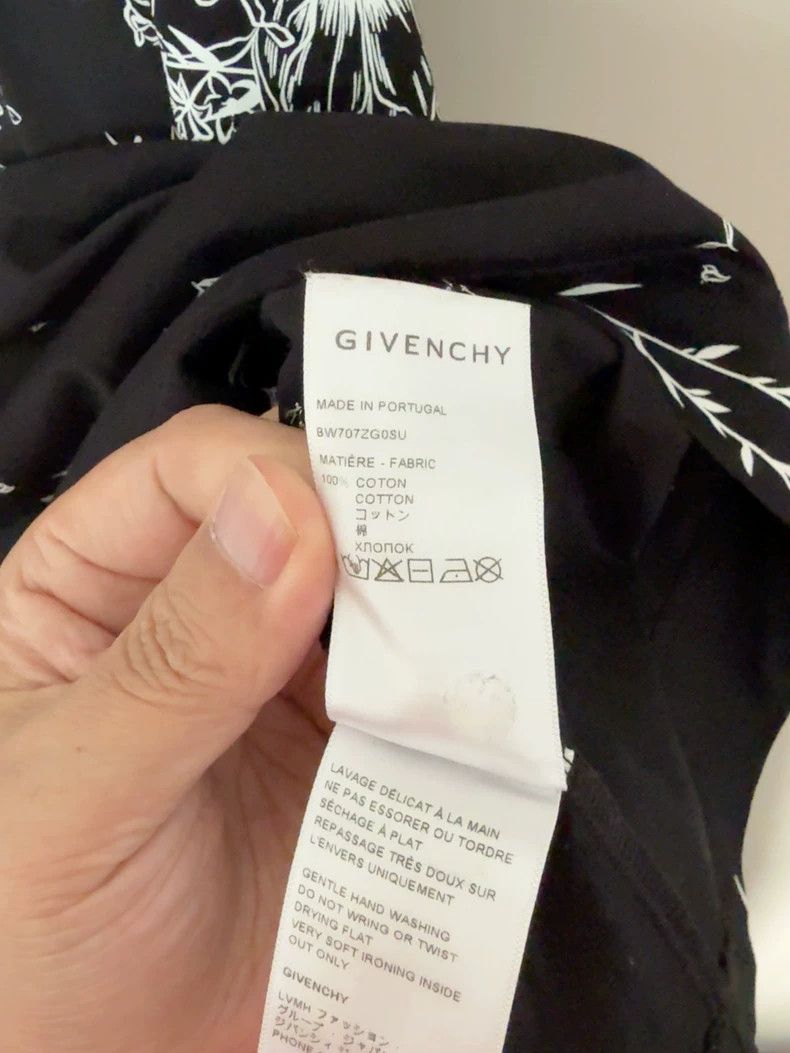 Givenchy Givenchy Crystal Studs Short-Sleeve T-Shirt, Gothic Design Size US S / EU 44-46 / 1 - 5 Thumbnail