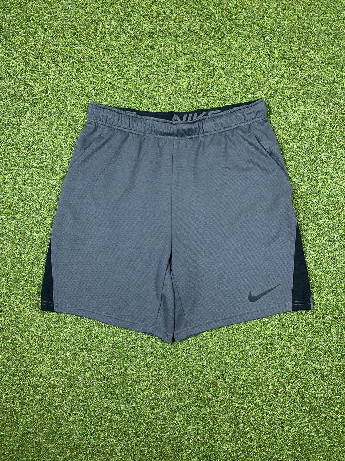 Nike Vintage Nike shorts streetwear swoosh casual y2k size M Size US 32 / EU 48 - 1 Thumbnail