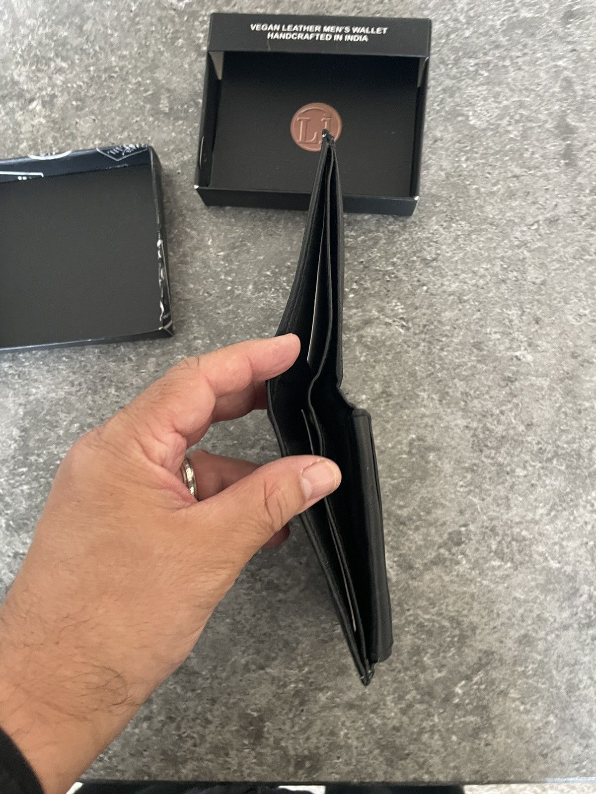 Leather Li Vegan Leather bi fold NWB Size ONE SIZE - 7 Thumbnail