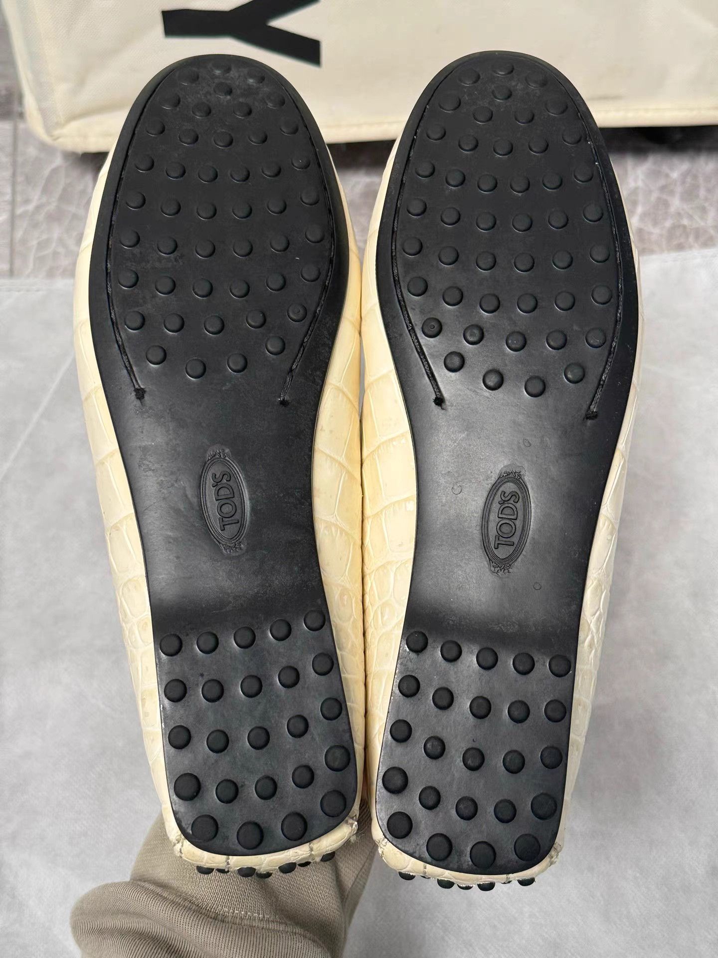 Tod's Tod's Classic White Crocodile Pattern Driving Shoes Size US 7.5 / IT 37.5 - 6 Thumbnail