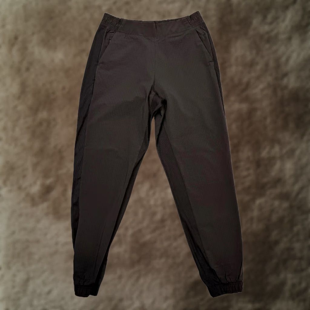 Athleta Athleta Textured Brooklyn Jogger Pants Womens 6 Black Elastic Waist Pockets Jogger Tapered Zip Pocket Casual Activewear Size 28" / US 6 / IT 42 - 1 Thumbnail