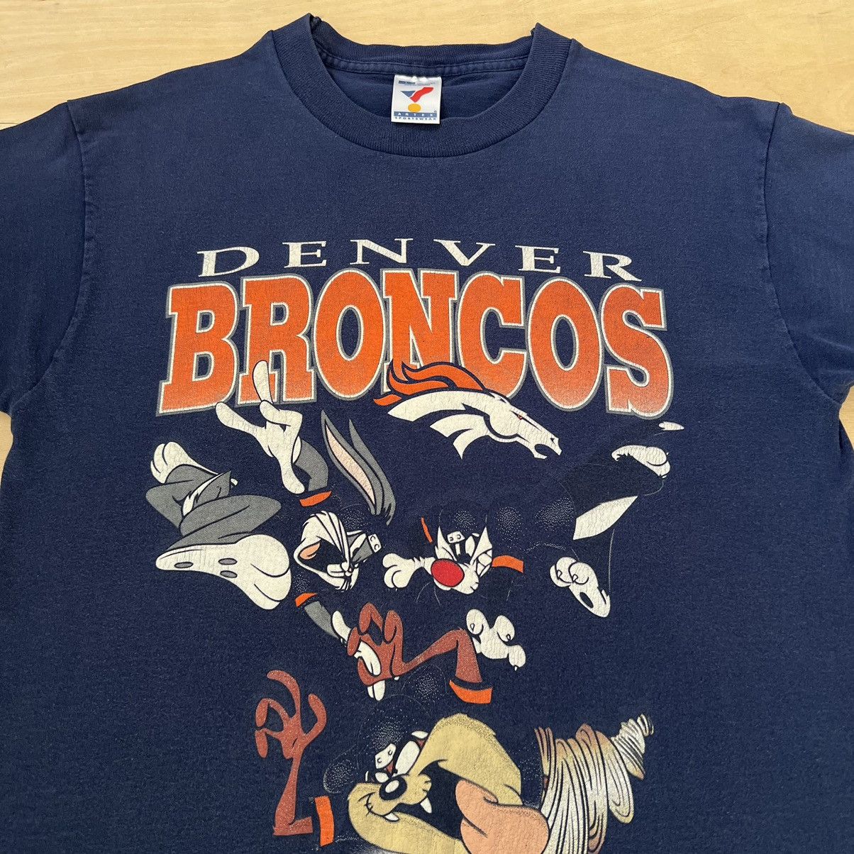 Vintage 90s outlet Looney Tunes Denver Bronos NFL Football T Shirt L