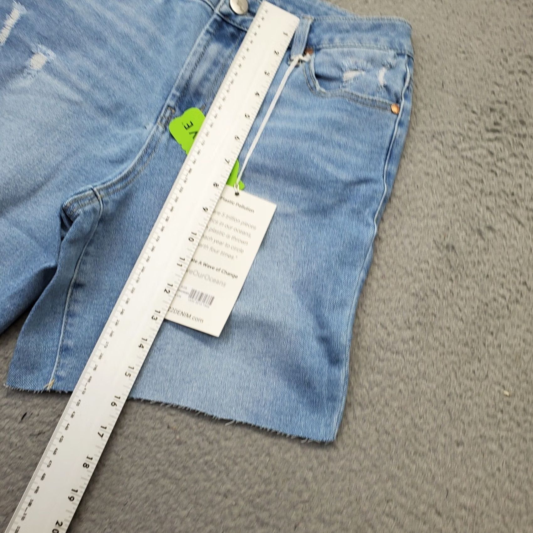 Vintage 1822 Denim Repreve Shorts Womens 6/28 Blue Denim High Rise Distressed Raw Hem Bermuda Size 28" / US 6 / IT 42 - 4 Thumbnail