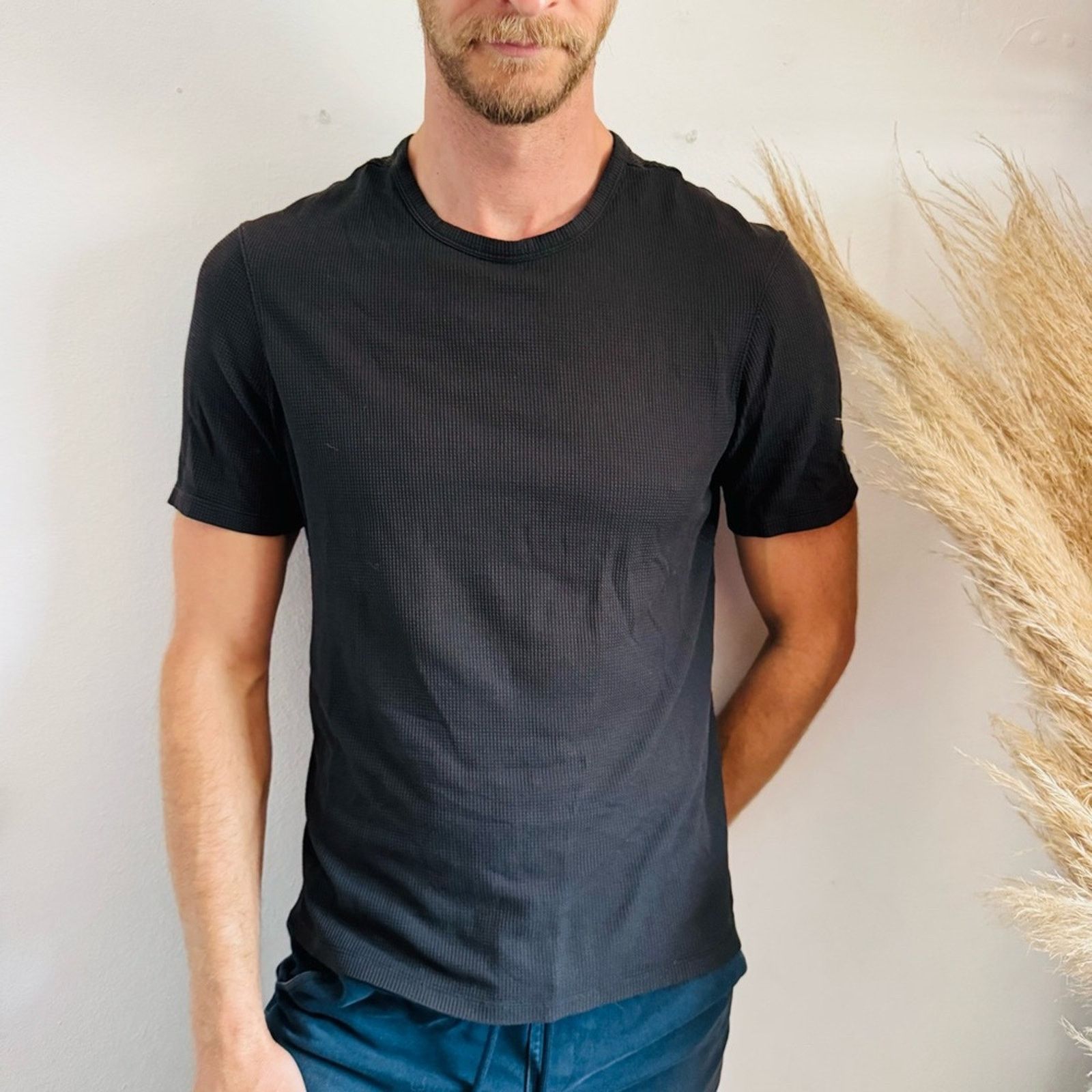 Lululemon MEN LULULEMON Black Graphite Waffle Knit Gym Tee Shirt Top Size US S / EU 44-46 / 1 - 1 Thumbnail