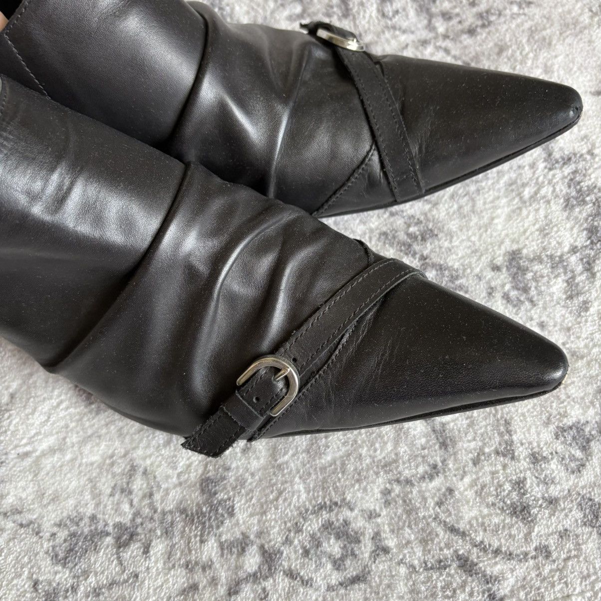 Tornado Mart Stacked Leather Buckled Pointy Toe Shoes Black