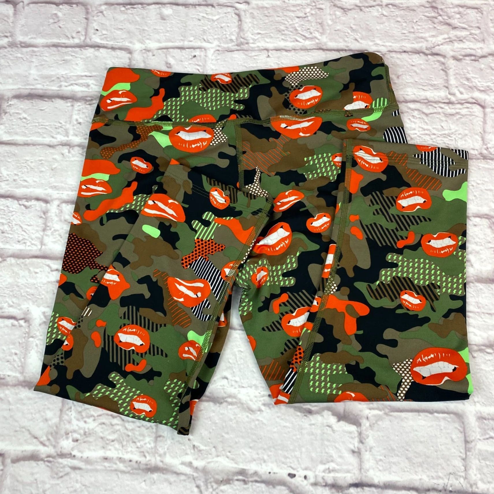 Vintage Zumba Womens Camoflouge Leggings W28 Capri Army green Low Rise Spley Lip Size 28" / US 6 / IT 42 - 2 Thumbnail