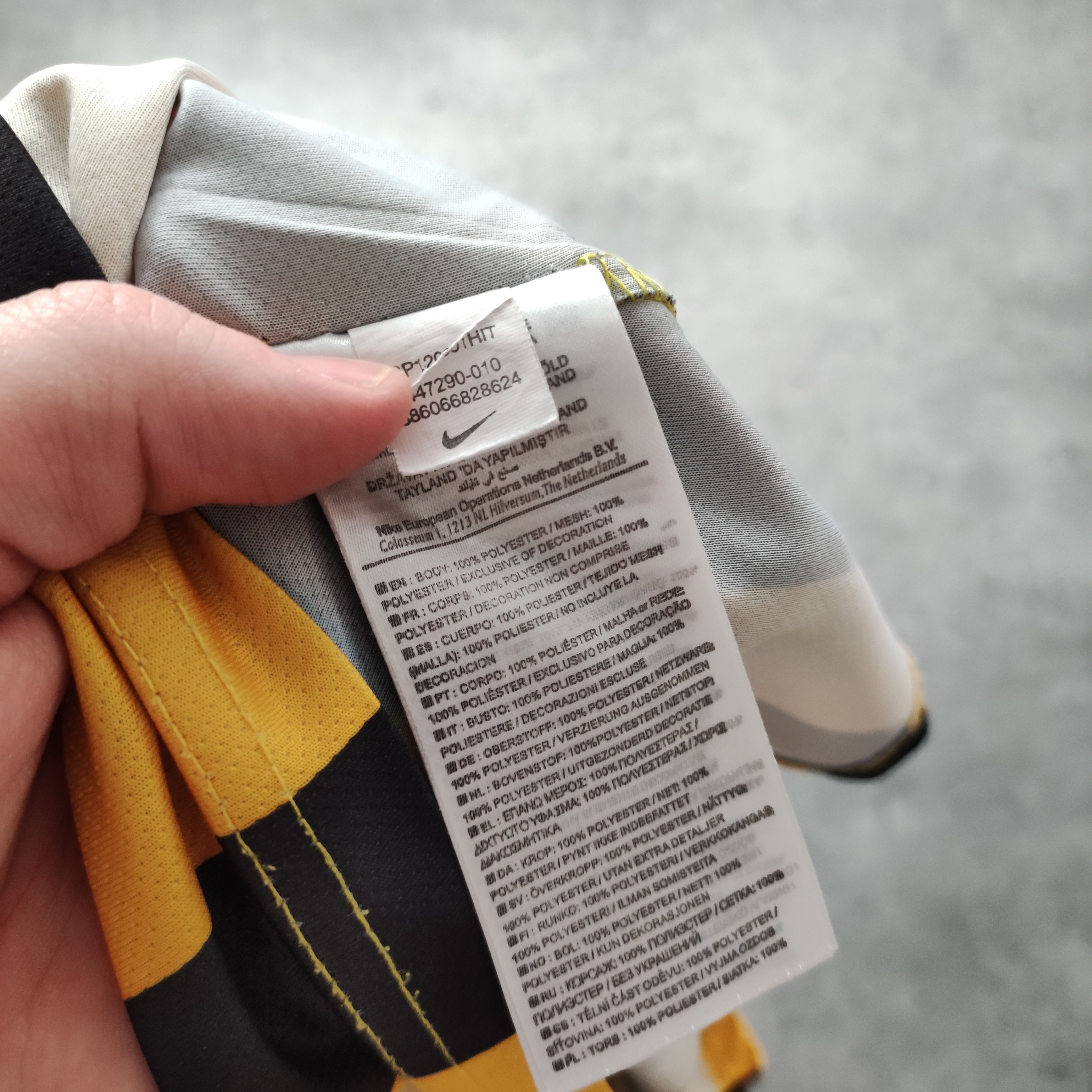 Nike RARE Football National Team Malaysia 2015 Home Jersey Size US L / EU 52-54 / 3 - 8 Thumbnail