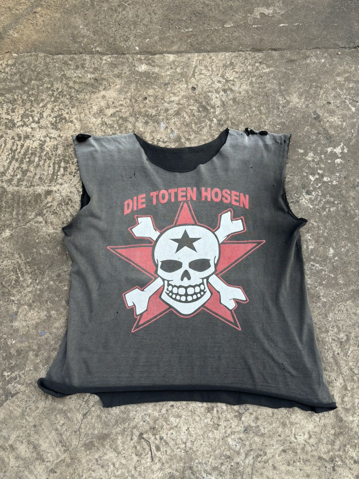 Vintage Trashed Faded Cropped Die Toten Hosen Skull Tank Top Size US L / EU 52-54 / 3 - 1 Thumbnail
