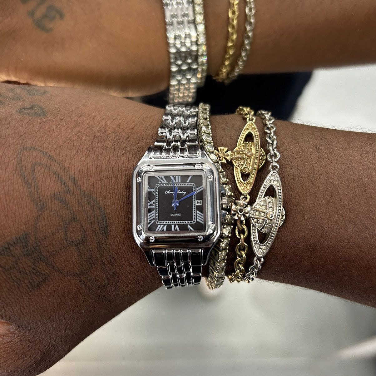 Vintage Vintage 90s black dial luxury style quartz silver watch Size ONE SIZE - 1 Thumbnail