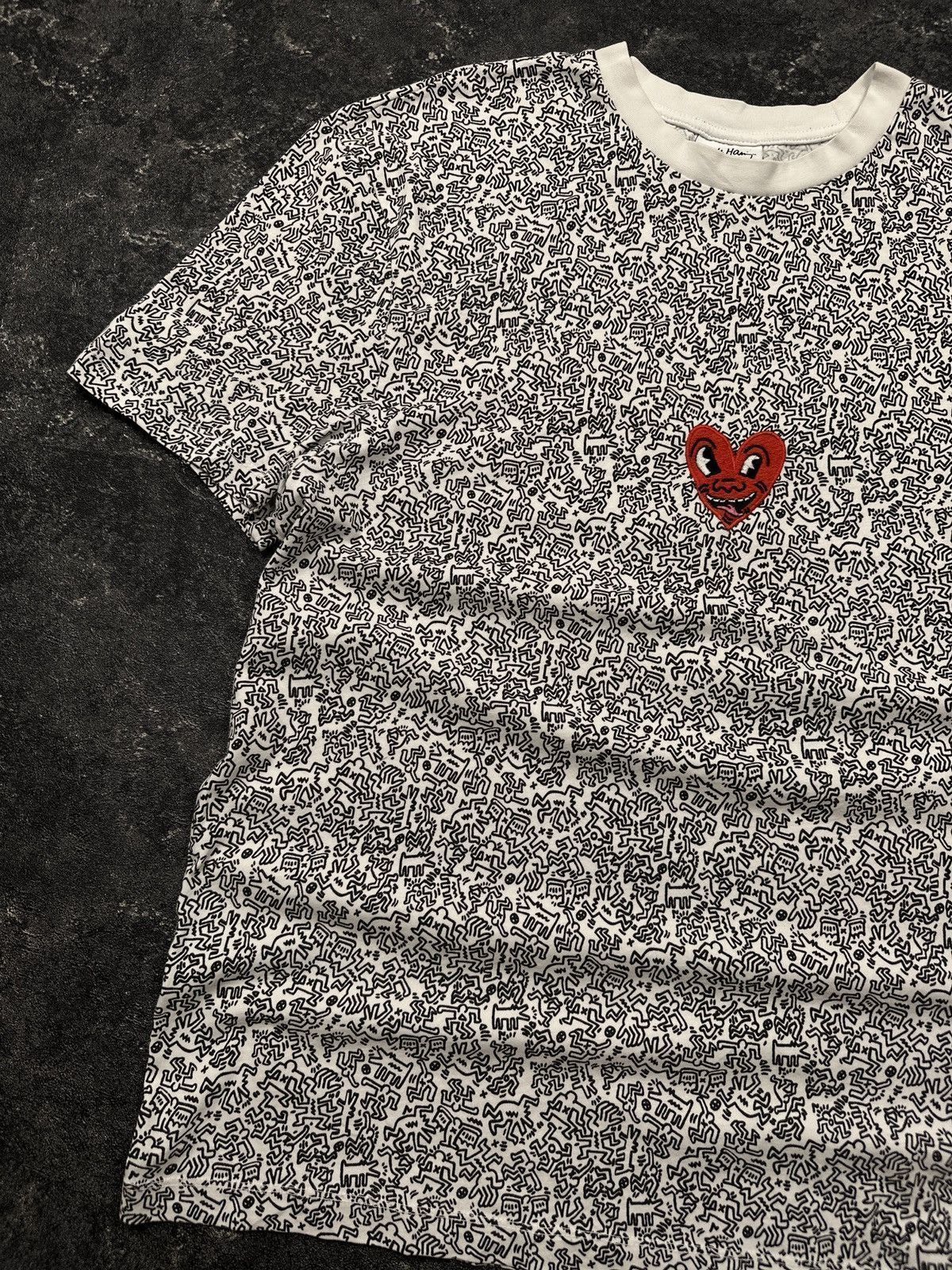 Keith Haring Rare Keith Haring Overprint Centre Heart Logo T-Shirt Size US L / EU 52-54 / 3 - 3 Thumbnail