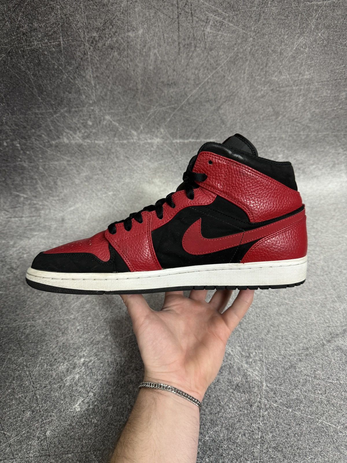 Jordan Brand NIKE AIR JORDAN 1 MID REVERSE BRED 554724-054 Size US 12 / EU 45 - 6 Thumbnail