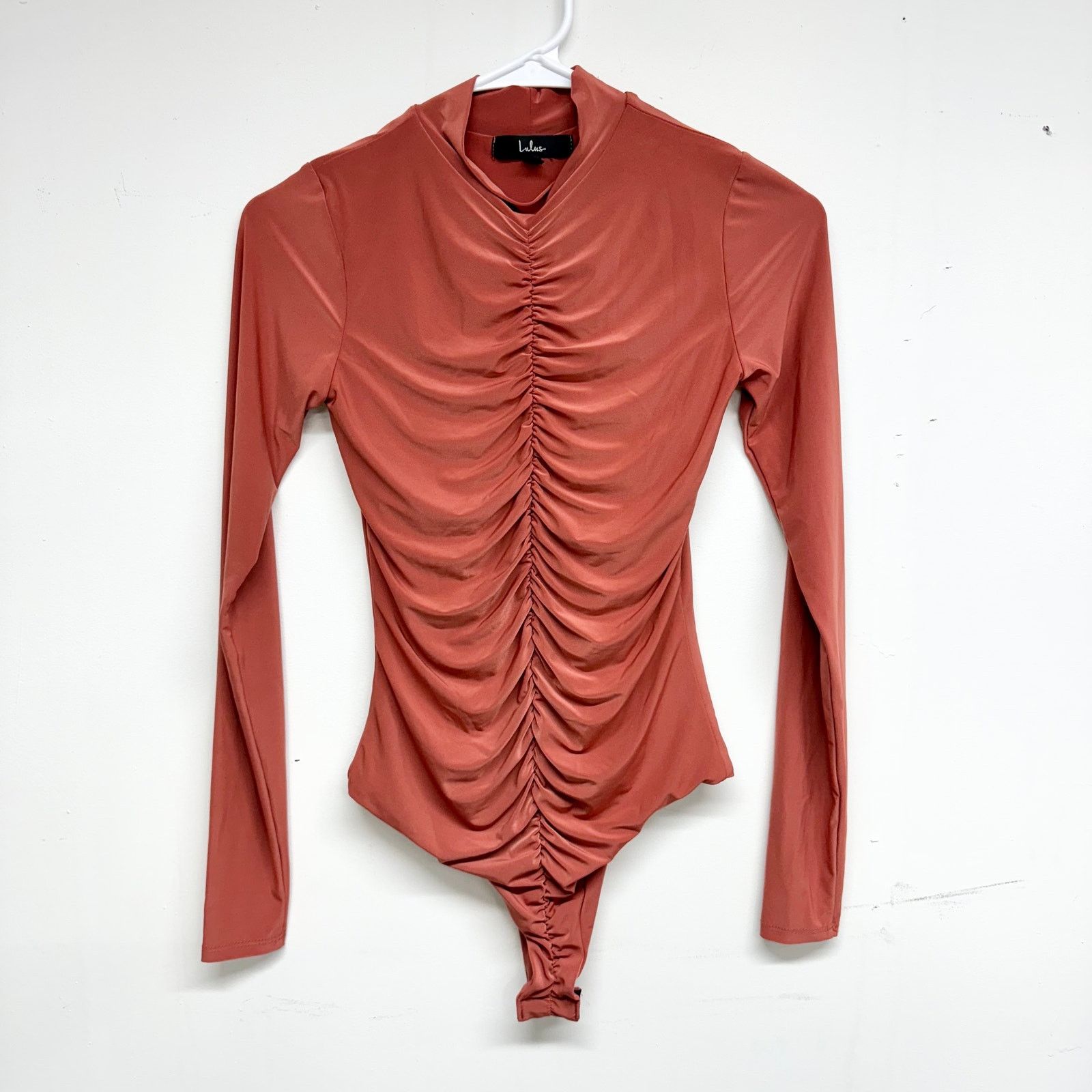Other Lulus Ruche Around Orange Ruched Mock Neck Bodysuit Size XS Size XS / US 0-2 / IT 36-38 - 2 Thumbnail