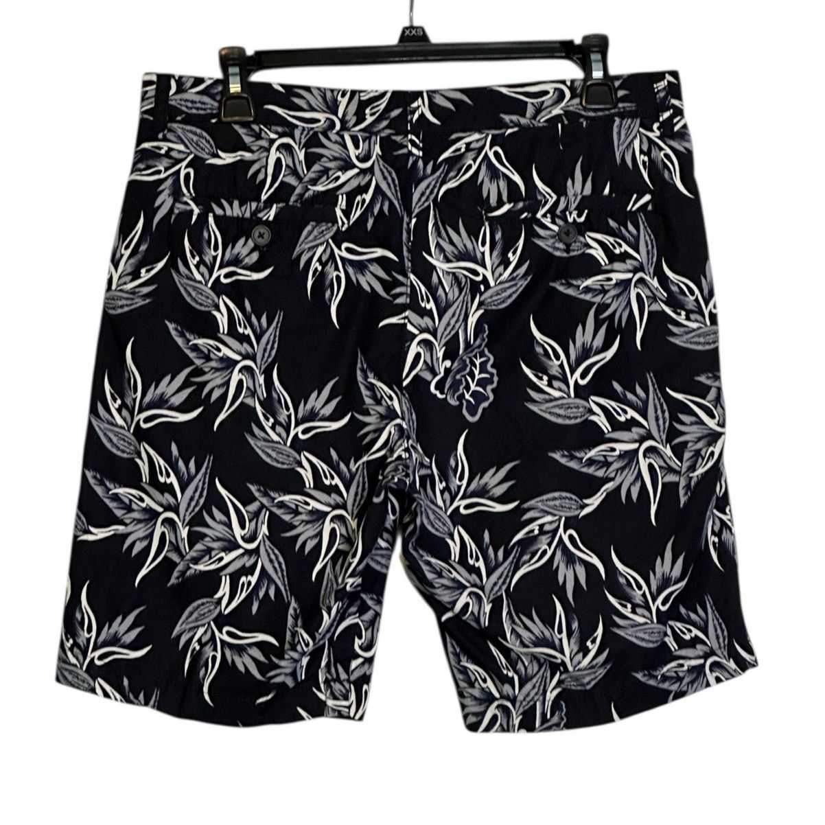 H&M H&M black white floral casual shorts size 32R Size US 32 / EU 48 - 2 Thumbnail