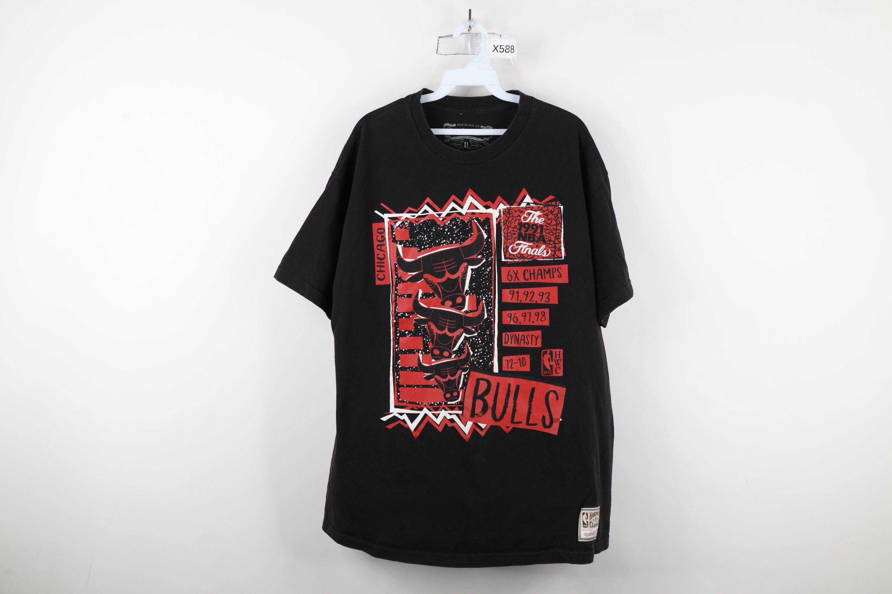Mitchell & Ness × Vintage Mitchell & Ness Hardwood Classics Bulls Basketball T-Shirt Size US XL / EU 56 / 4 - 1 Thumbnail