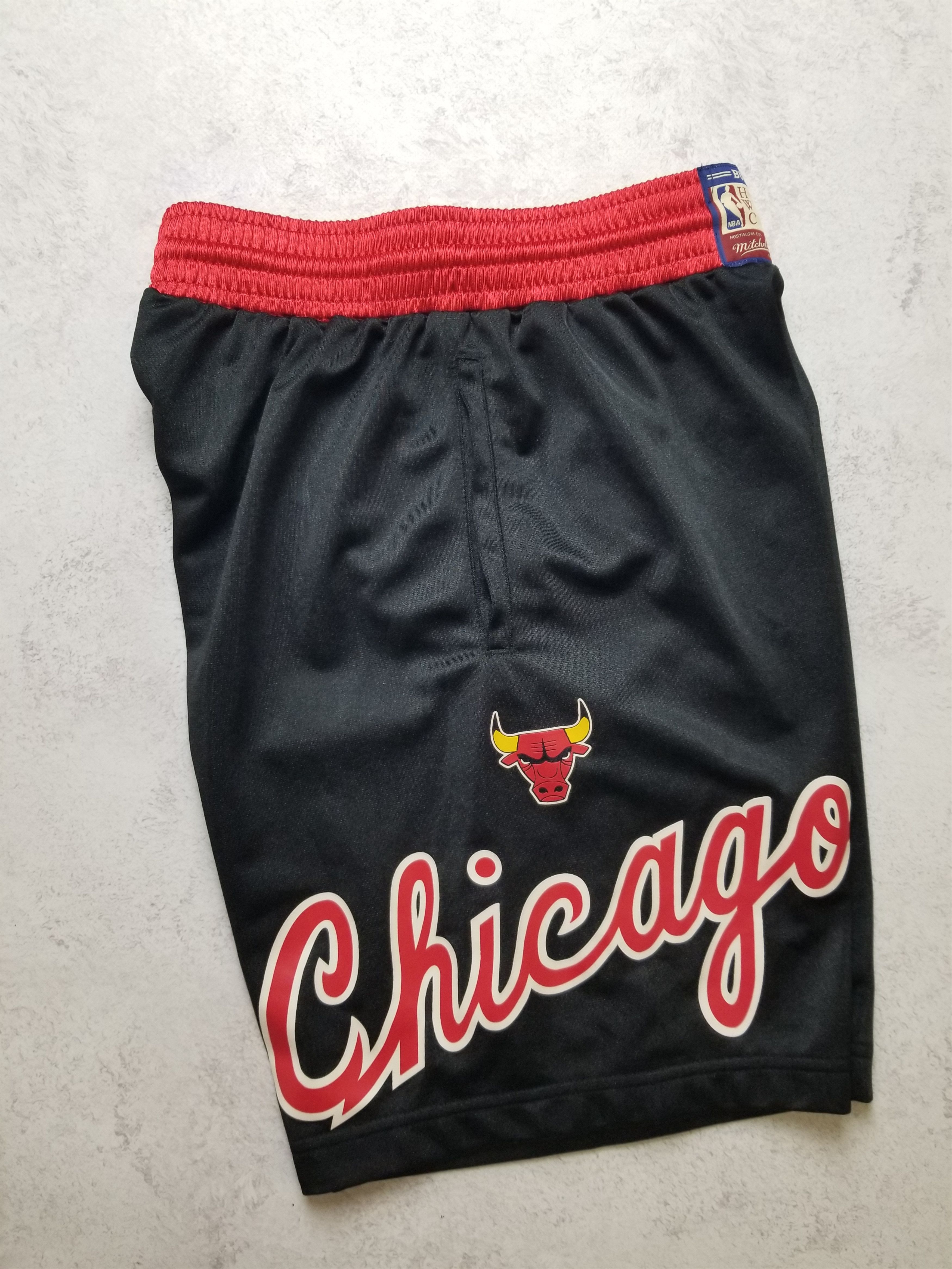 Mitchell & Ness NBA Team Heritage Chicago Bulls 1975 Shorts Size S Size US 30 / EU 46 - 3 Thumbnail