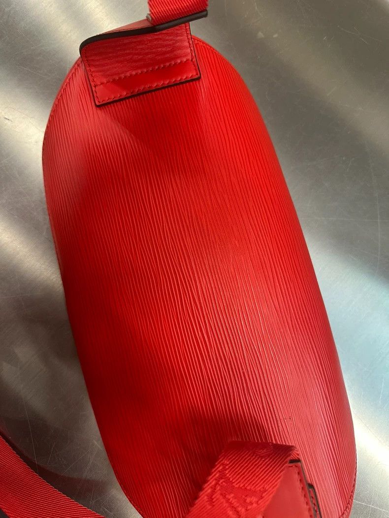 Louis Vuitton Louis Vuitton Red water ripple bag Size ONE SIZE - 5 Thumbnail