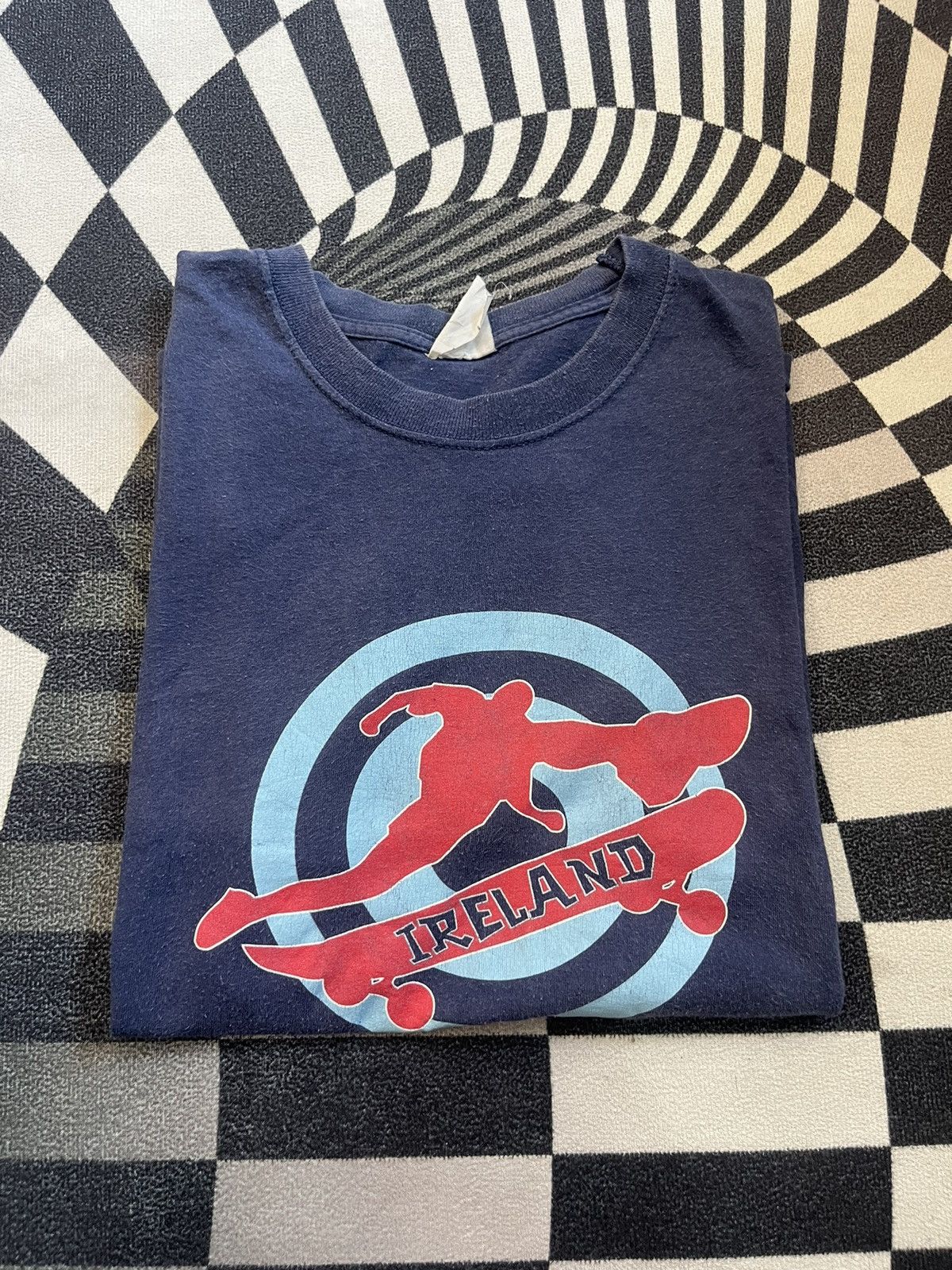 Vintage Vintage IRELAND Y2K Souvir Skateboard Shop 00’s Tshirt Size US M / EU 48-50 / 2 - 1 Thumbnail