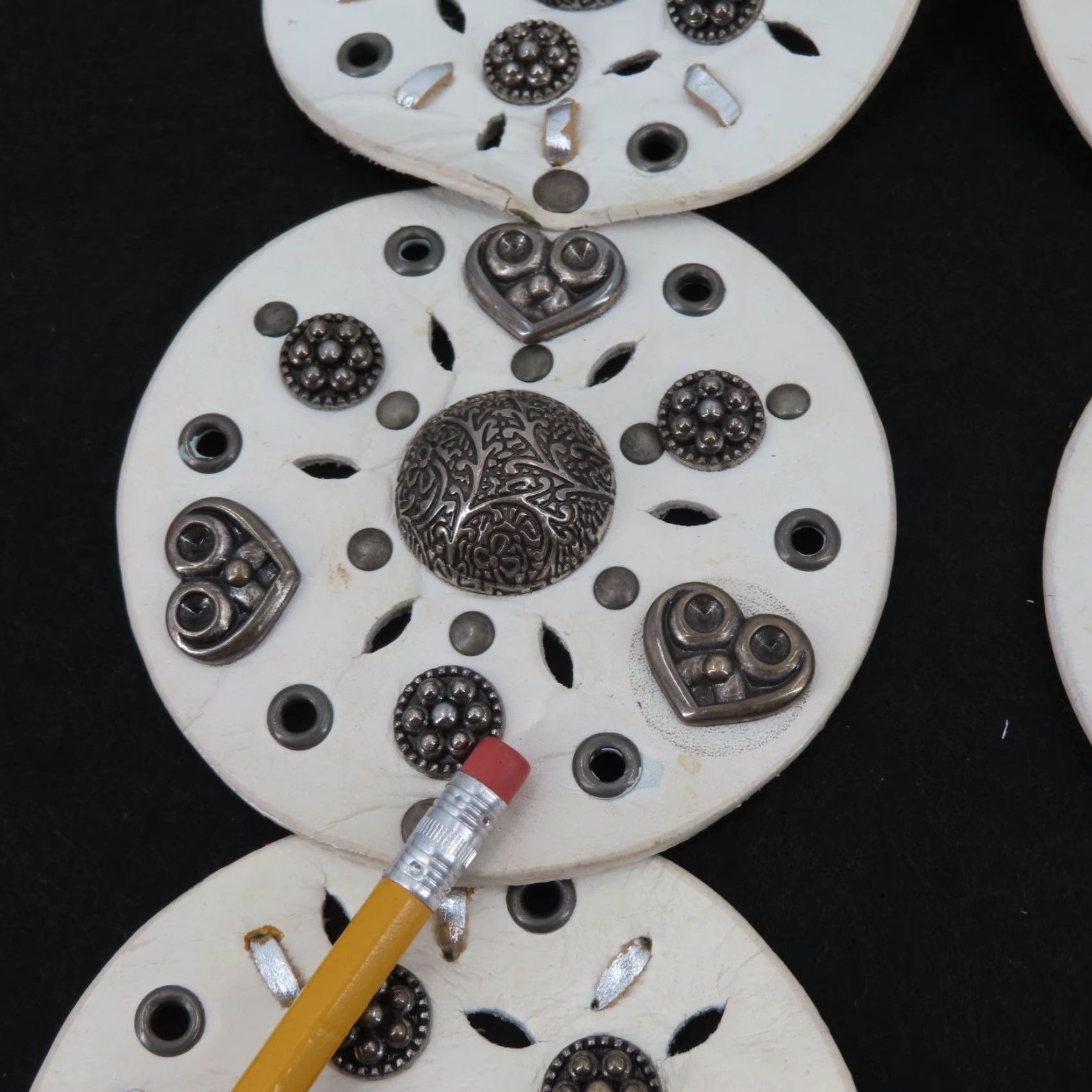 Vintage VINTAGE Womens One Size White Leather Silver Tone Metal Studded Medallion Belt Boho Size ONE SIZE - 4 Thumbnail