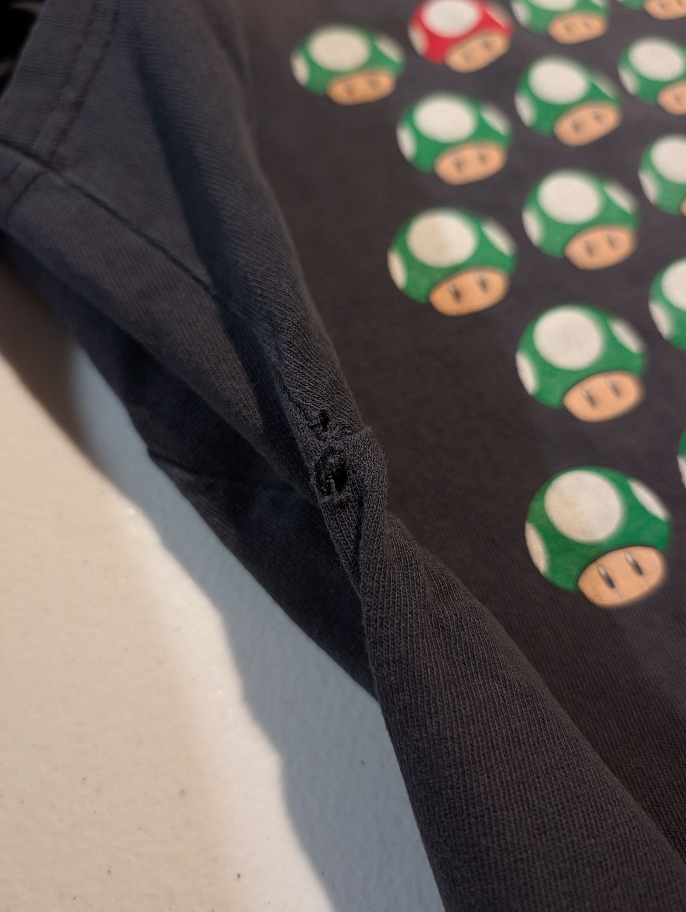 Nintendo Vintage 2010 Nintendo Super Mario Bros 1-Up Mushroom T-Shirt Size US L / EU 52-54 / 3 - 9 Thumbnail