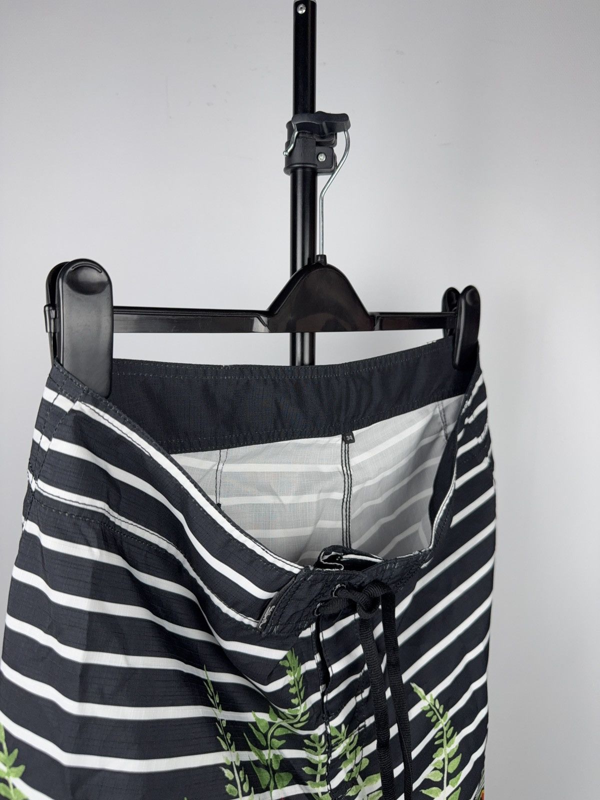 Quiksilver 00s Quiksilver Tropical Floral Surf Board Shorts Size 34 Size US 34 / EU 50 - 14 Thumbnail