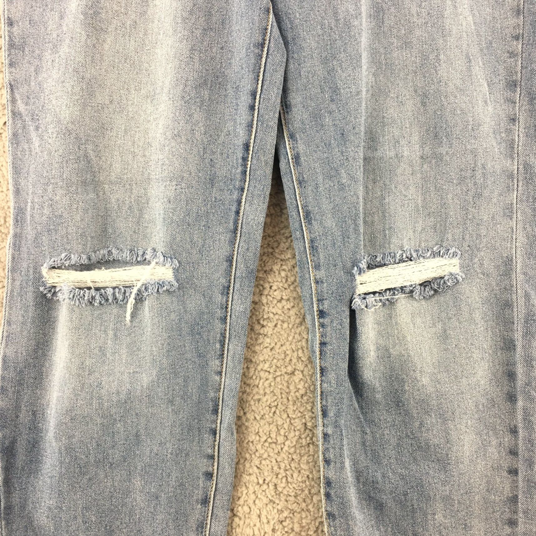 Vintage ABOUND Mom Jeans Womens 31 Blue Light Wash Denim Button Fly Ripped Knee Hi Rise Jeans Womens 31 Blue Light Wash Distressed Pockets 5-Pocket Denim Size 24" / US 00 / IT 34 - 6 Thumbnail