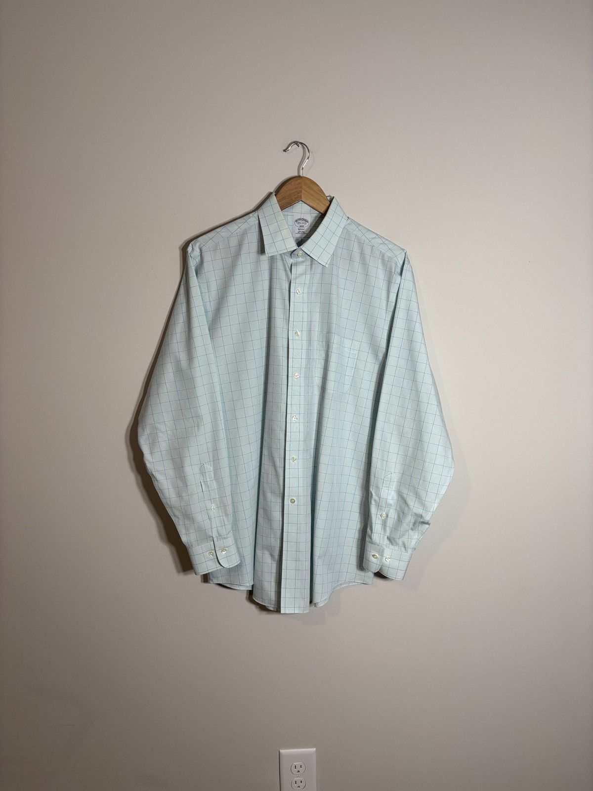 Brooks Brothers Brooks Brothers No Iron Button Down Dress Shirt 16.5 Size US L / EU 52-54 / 3 - 2 Thumbnail