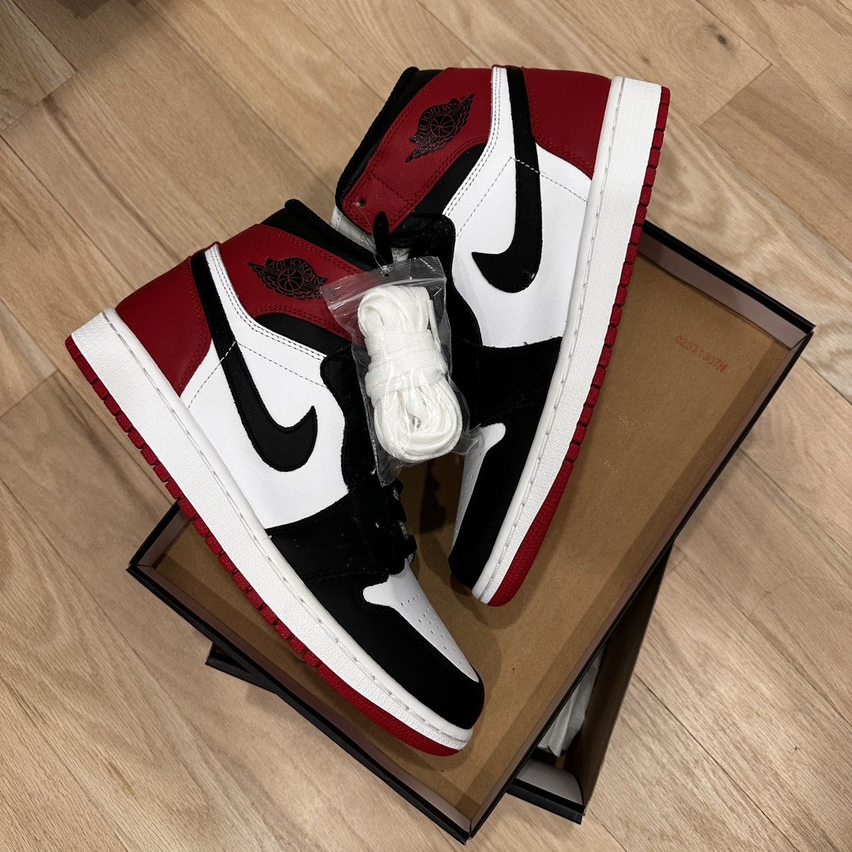 Jordan Brand Air Jordan 1 retro high of black toe Size US 8.5 / EU 41-42 - 1 Thumbnail