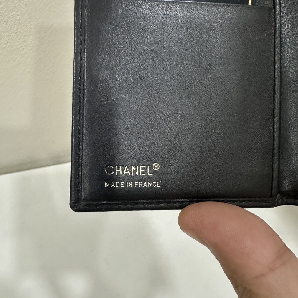 Chanel ‼️YES‼️VINTAGE CHANEL BLACK LEATHER WALLET WITH CC STITCH MARK Size ONE SIZE - 9 Thumbnail