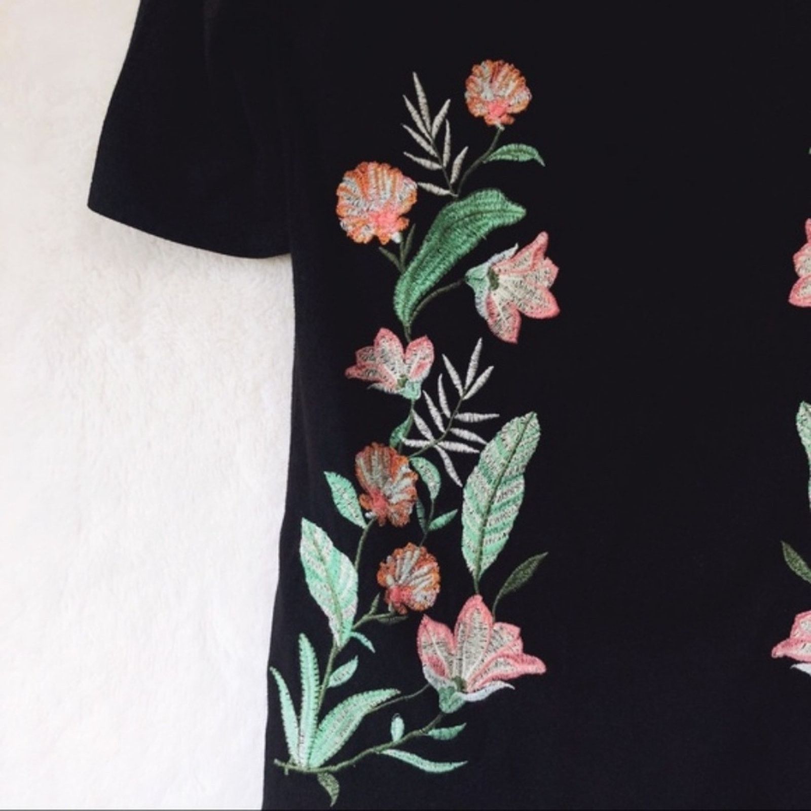 Ann Taylor Ann Taylor Black Embroidered Flower Pattern Top Size S / US 4 / IT 40 - 5 Thumbnail