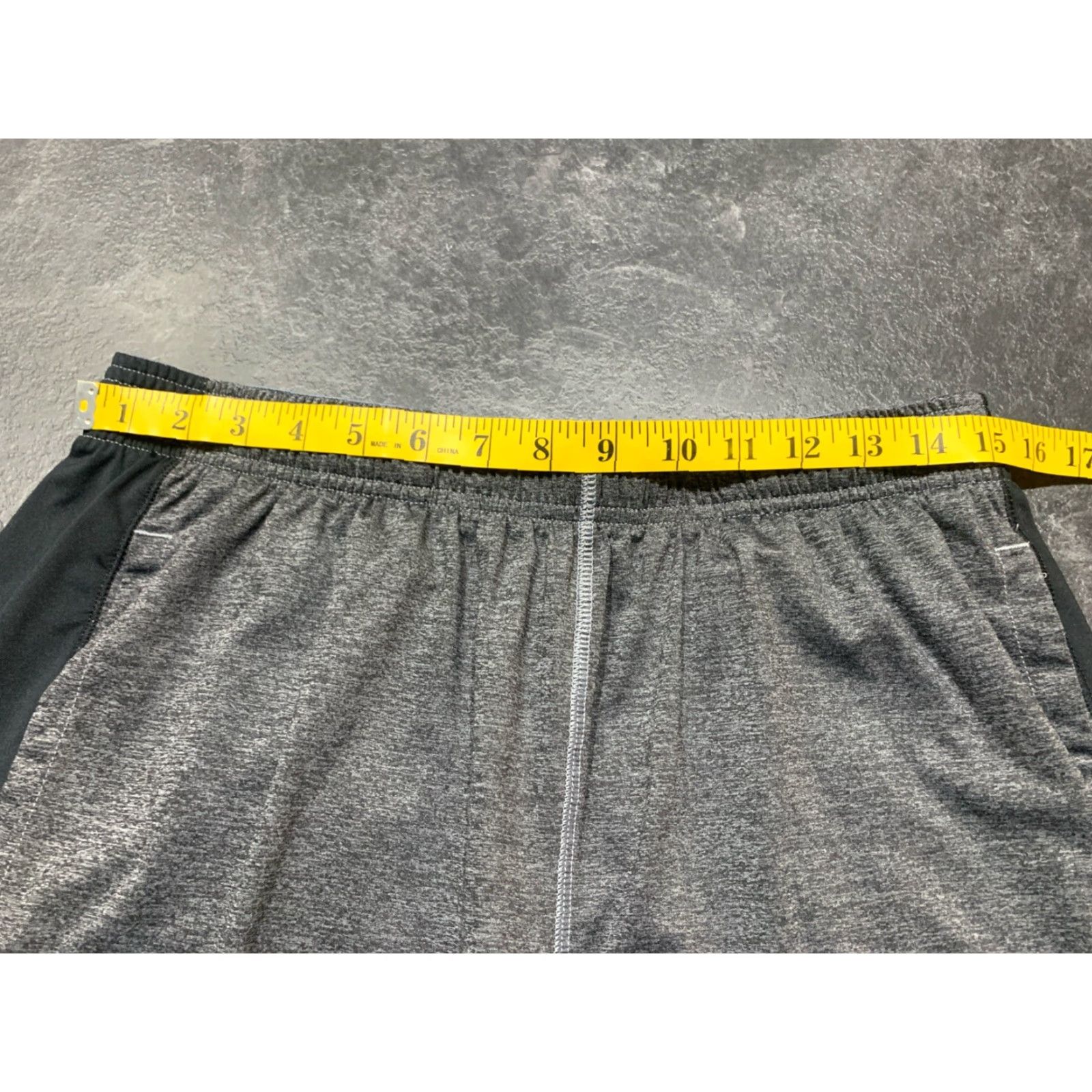 Under Armour VINTAGE Under Armour Men's Large Basketball Athletic Shorts Gray Men's Athletic Shorts Size US 33 - 3 Thumbnail