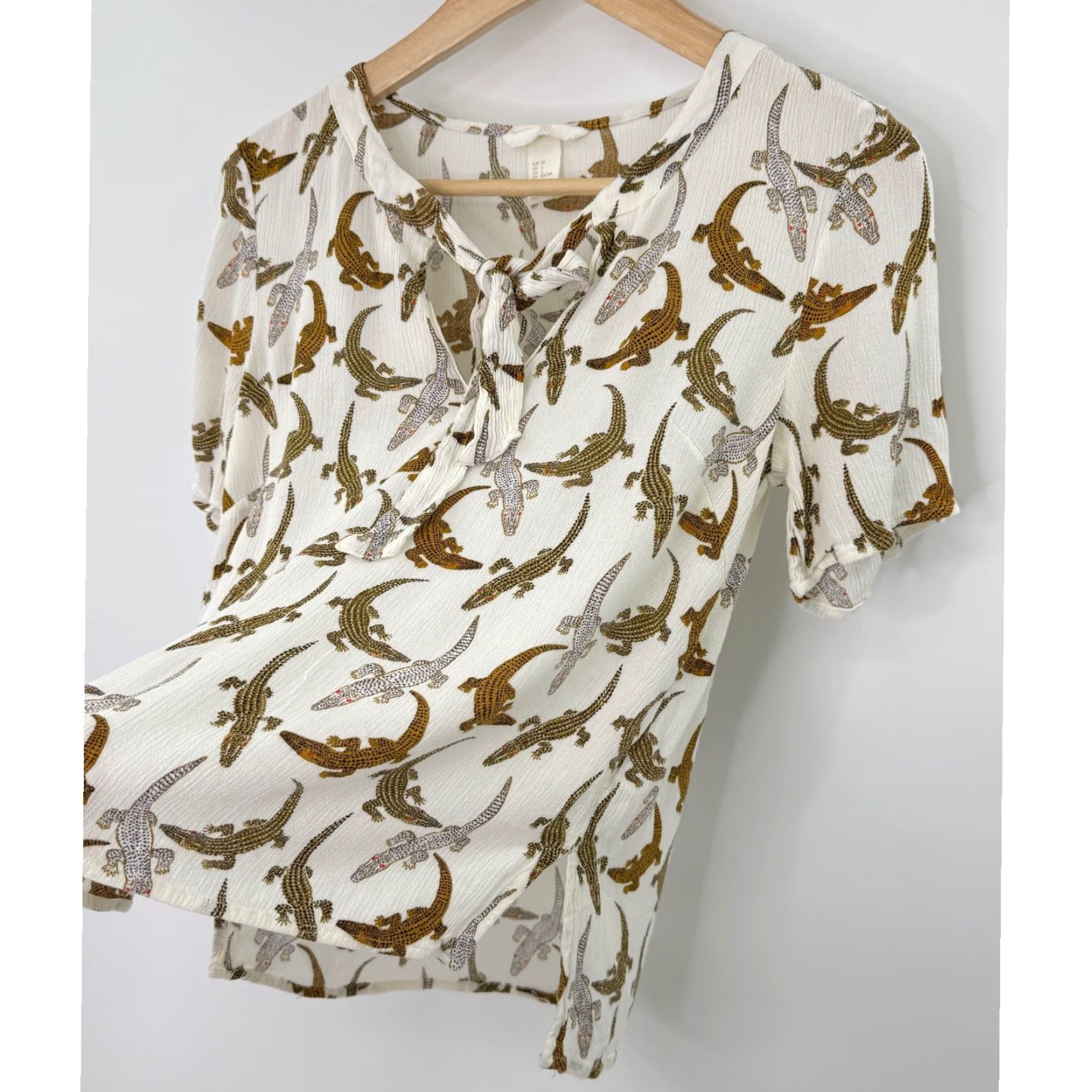 H&M H&M Women's White Alligator Print Tie Neck Short Sleeve Blouse Size 2 Office Size XS / US 0-2 / IT 36-38 - 5 Thumbnail